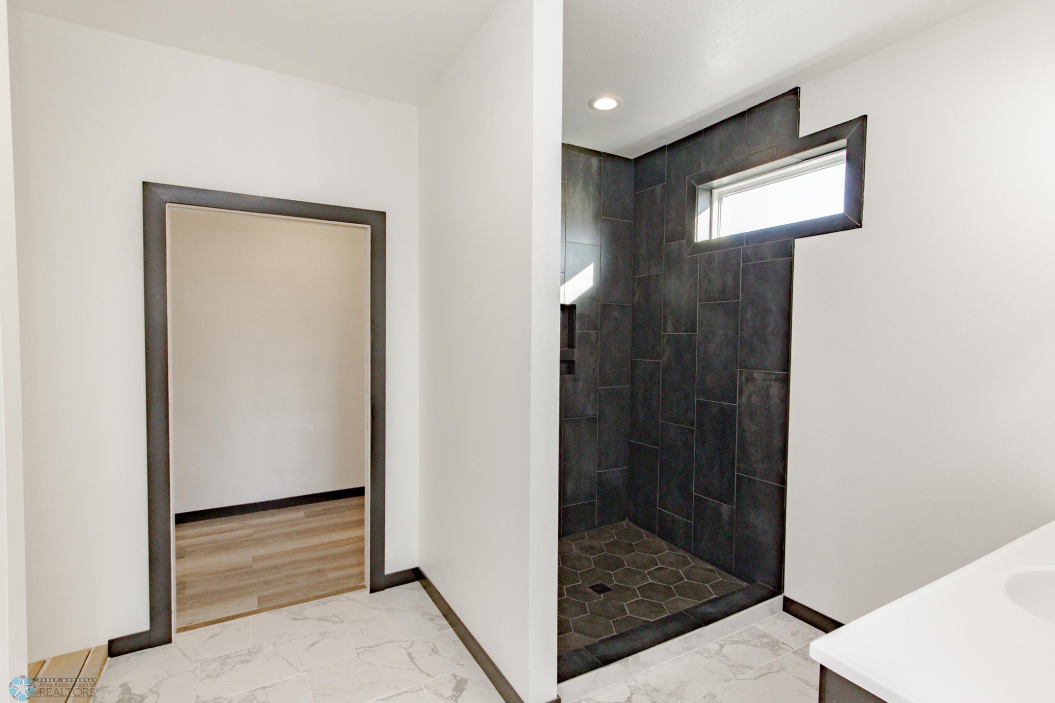4712 Hampton Loop, Moorhead, Minnesota image 26