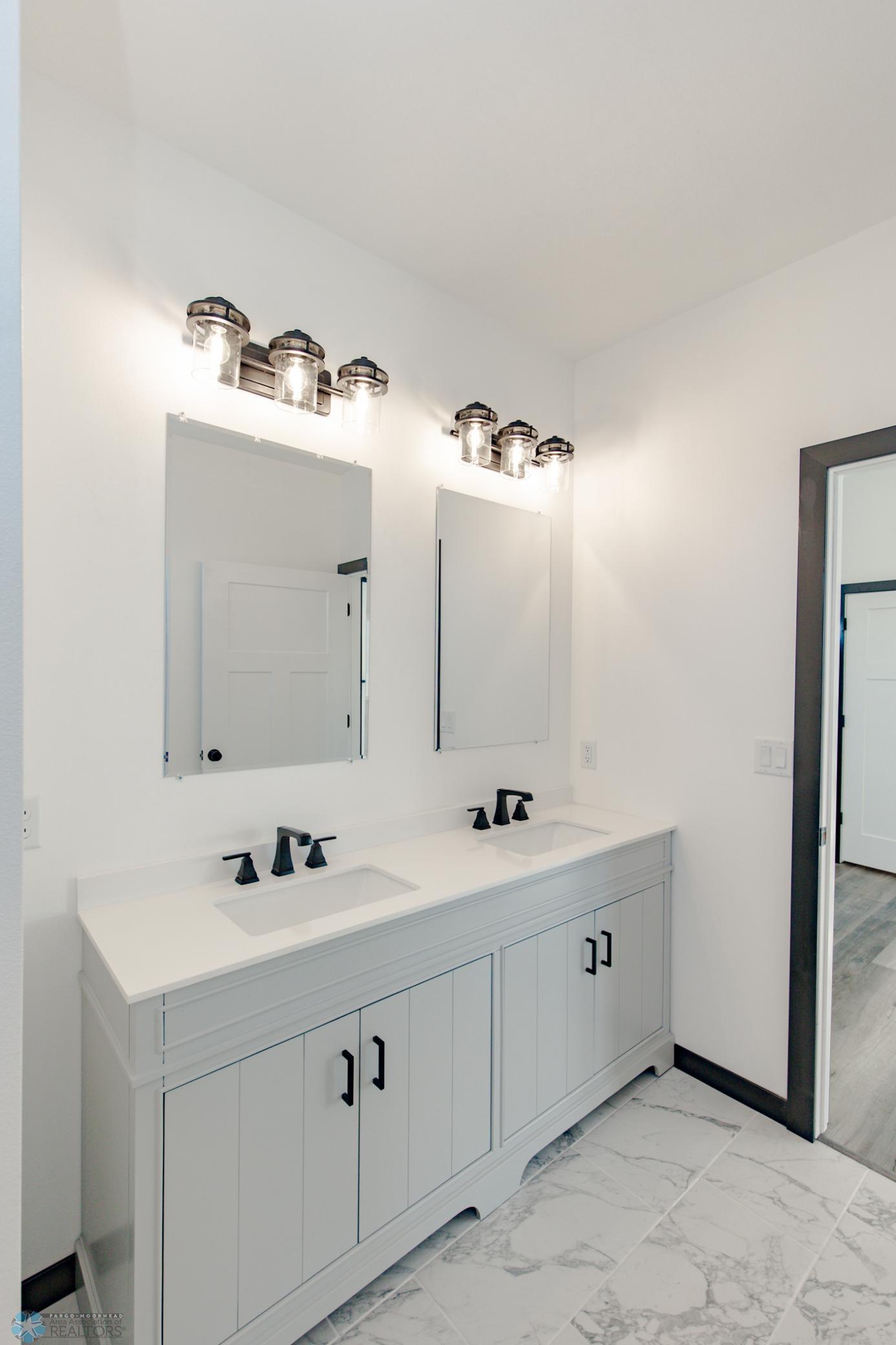 4712 Hampton Loop, Moorhead, Minnesota image 43