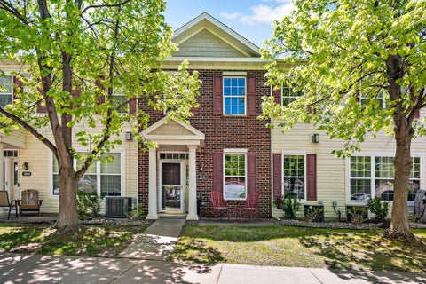 Townhouse For Sale - 1015 Traditions Court<br/> Chaska, MN 55318