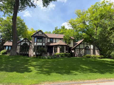 Homes For Sale - 12420 Bent Tree Lane<br/> Hopkins, MN 55305