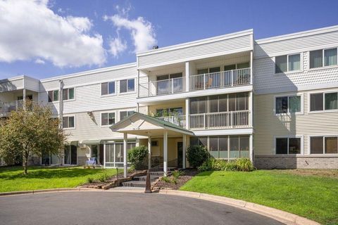 Condo For Sale - 132 Demont Avenue<br/> Saint Paul, MN 55117