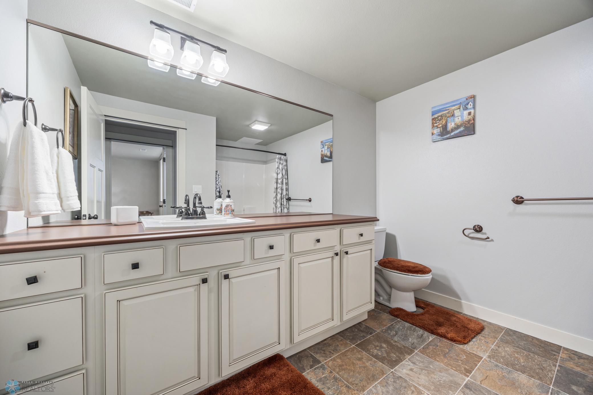 6028 Silverleaf Drive, Fargo, North Dakota image 38