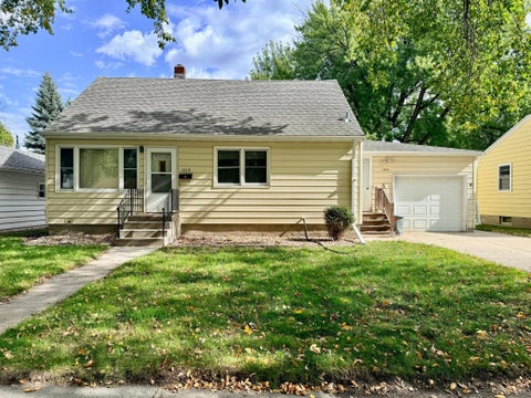 Homes For Sale - 1114 10 1/2 Street<br/> Clay County, Moorhead, MN 56560