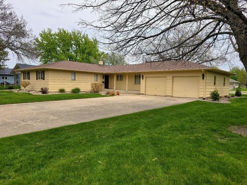 Homes For Sale - 807 7th Avenue<br/> Pipestone, MN 56164