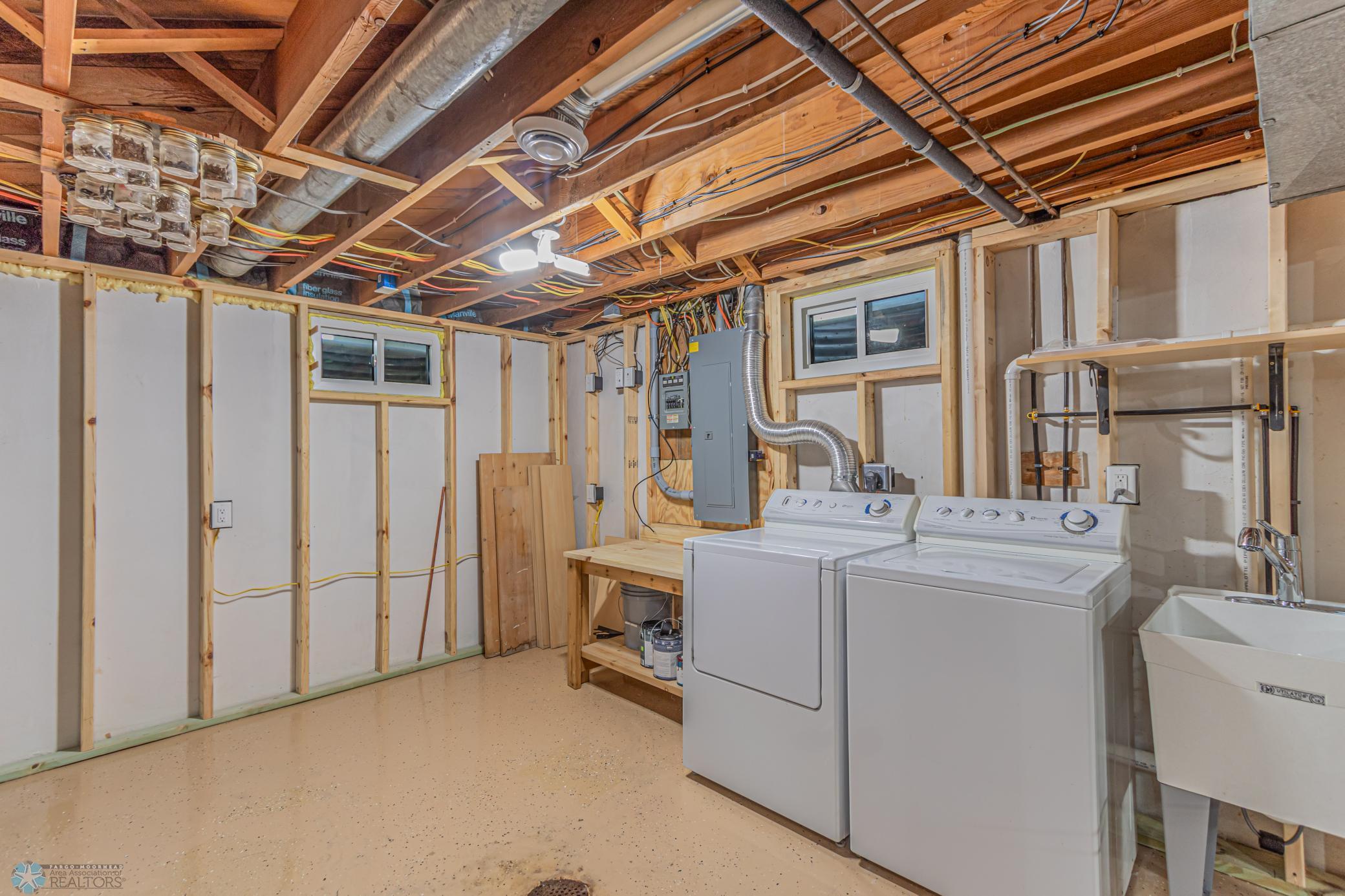 Moorhead, Minnesota 56560, United States, 3 Bedrooms Bedrooms, ,1 BathroomBathrooms,Residential,Pending,2374