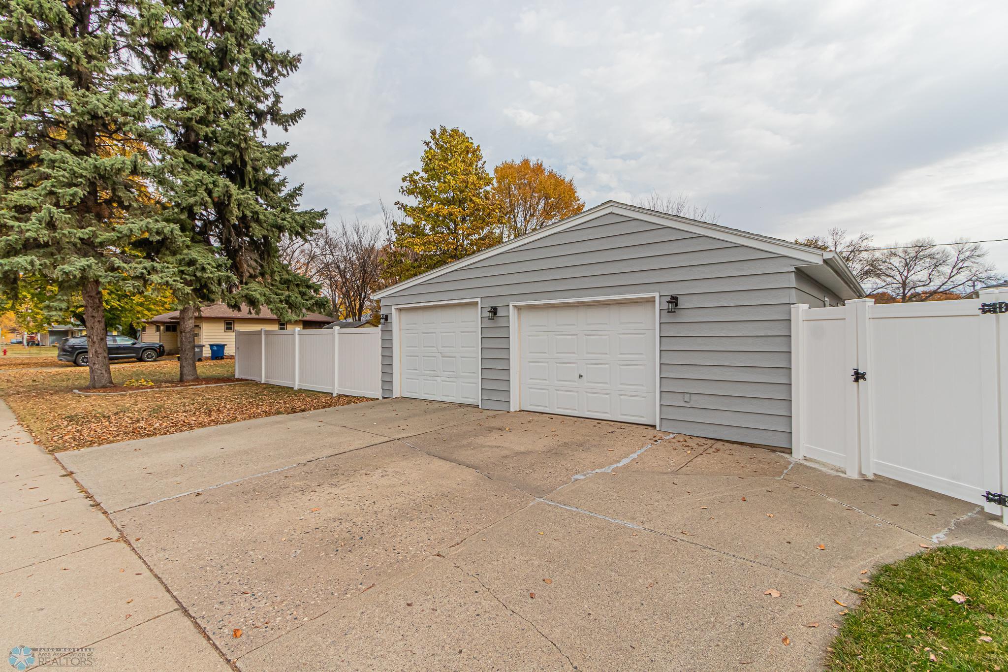 Moorhead, Minnesota 56560, United States, 3 Bedrooms Bedrooms, ,1 BathroomBathrooms,Residential,Pending,2374