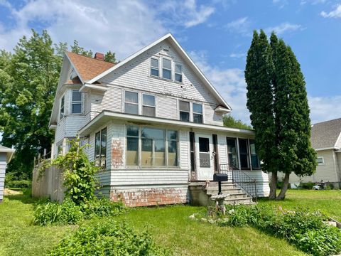Homes For Sale - 407 S Minnesota Street<br/> Redwood Falls, MN 56283