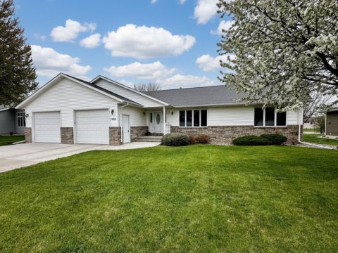 Homes For Sale - 1240 Patricia Court<br/> Lyon County, Marshall, MN 56258