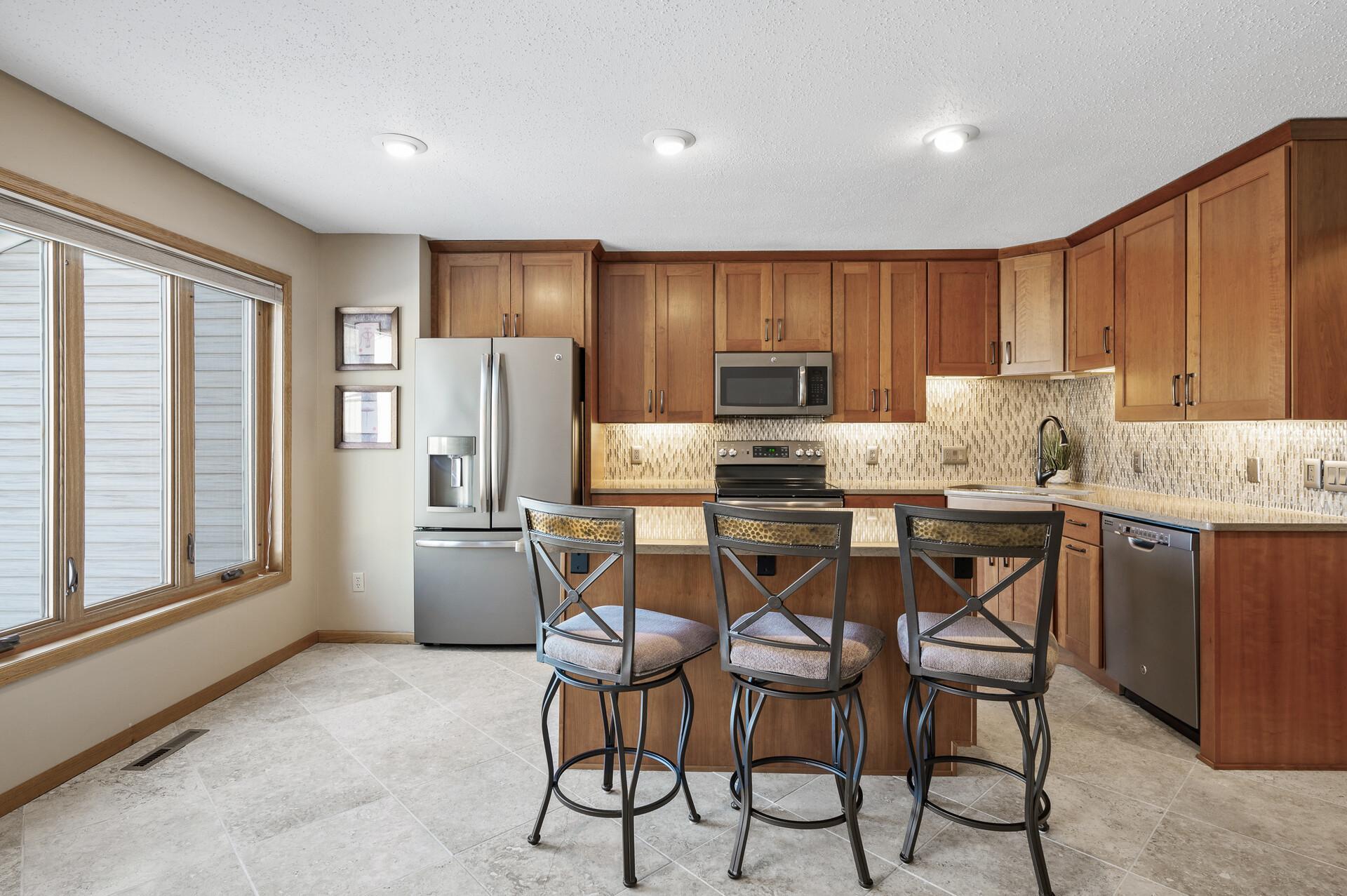 14599 Summit Shores Drive, Burnsville, Minnesota image 8