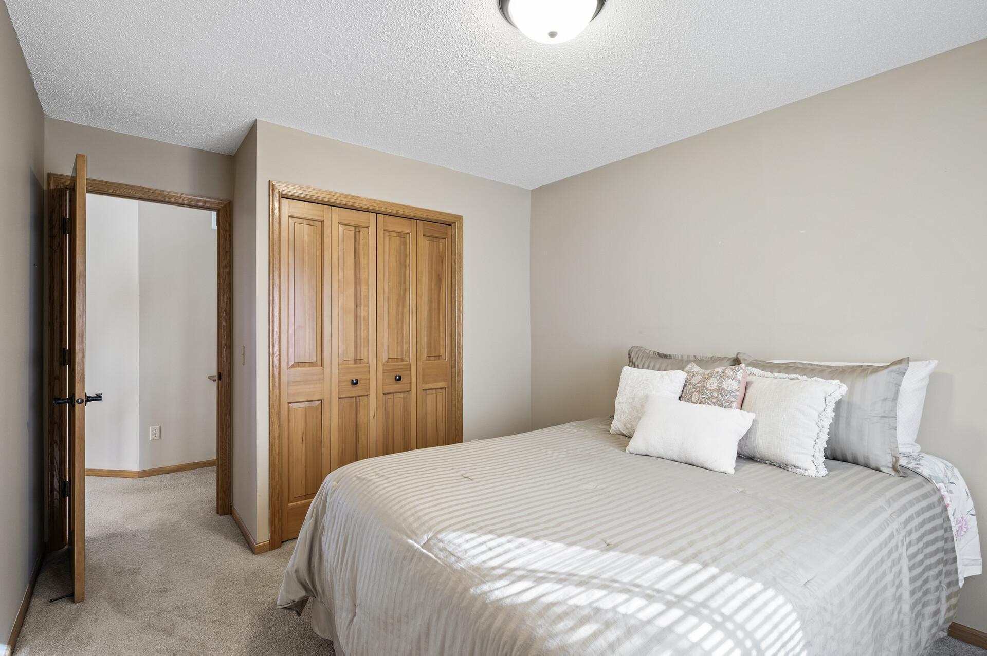 14599 Summit Shores Drive, Burnsville, Minnesota image 26