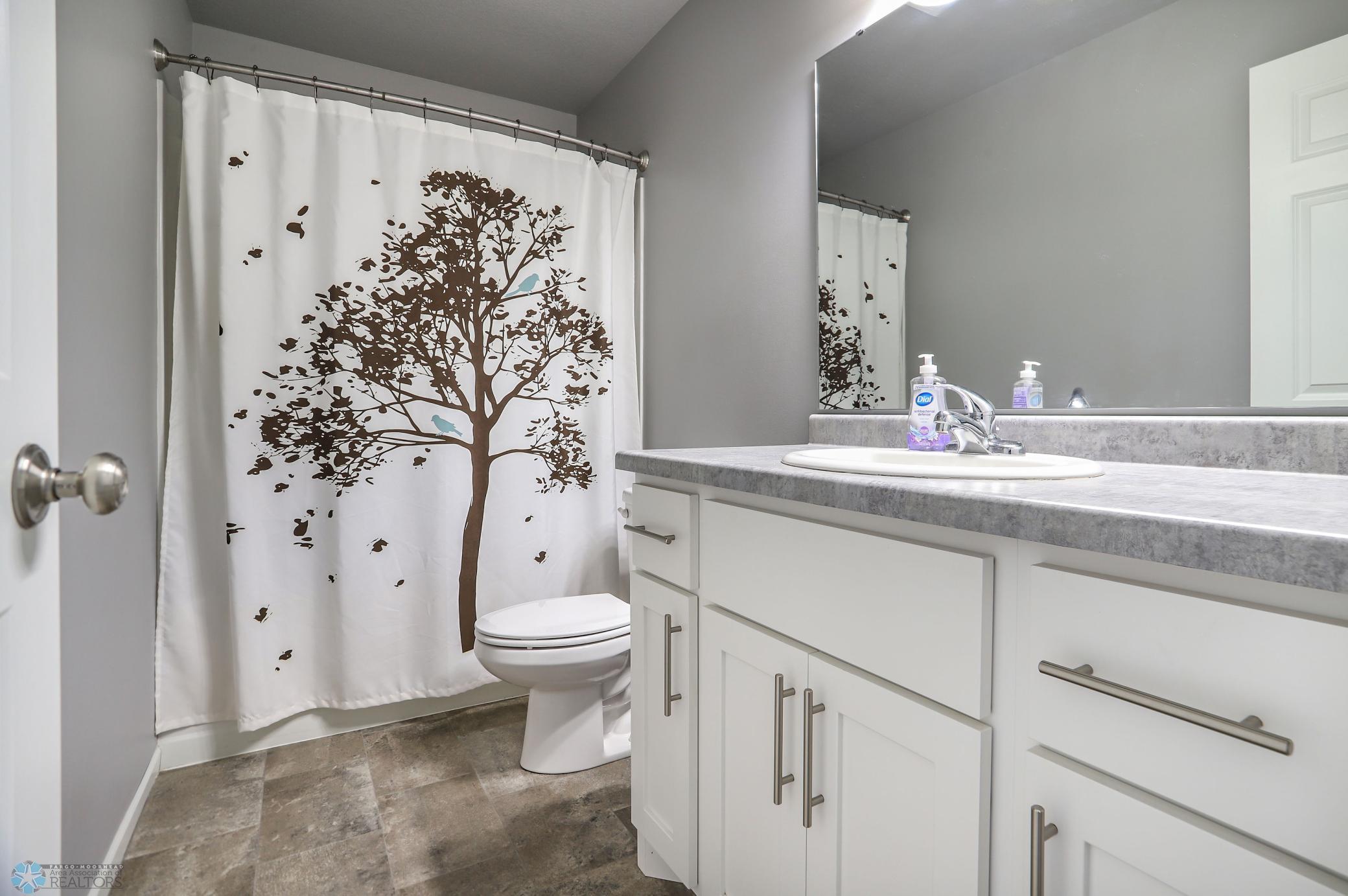 Fargo, North Dakota 58104, United States, 3 Bedrooms Bedrooms, ,3 BathroomsBathrooms,Residential,Pending,31109