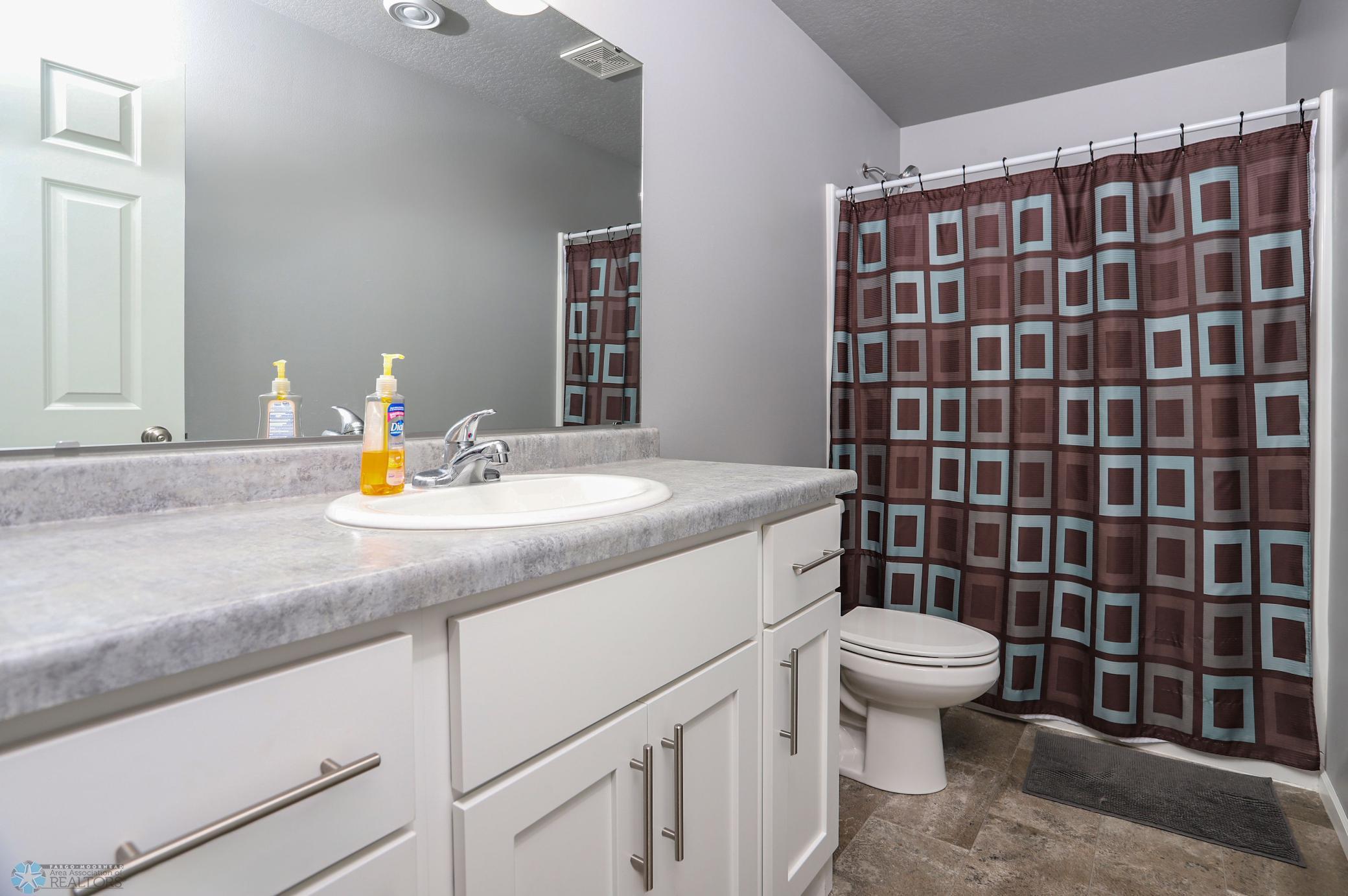 Fargo, North Dakota 58104, United States, 3 Bedrooms Bedrooms, ,3 BathroomsBathrooms,Residential,Pending,31109