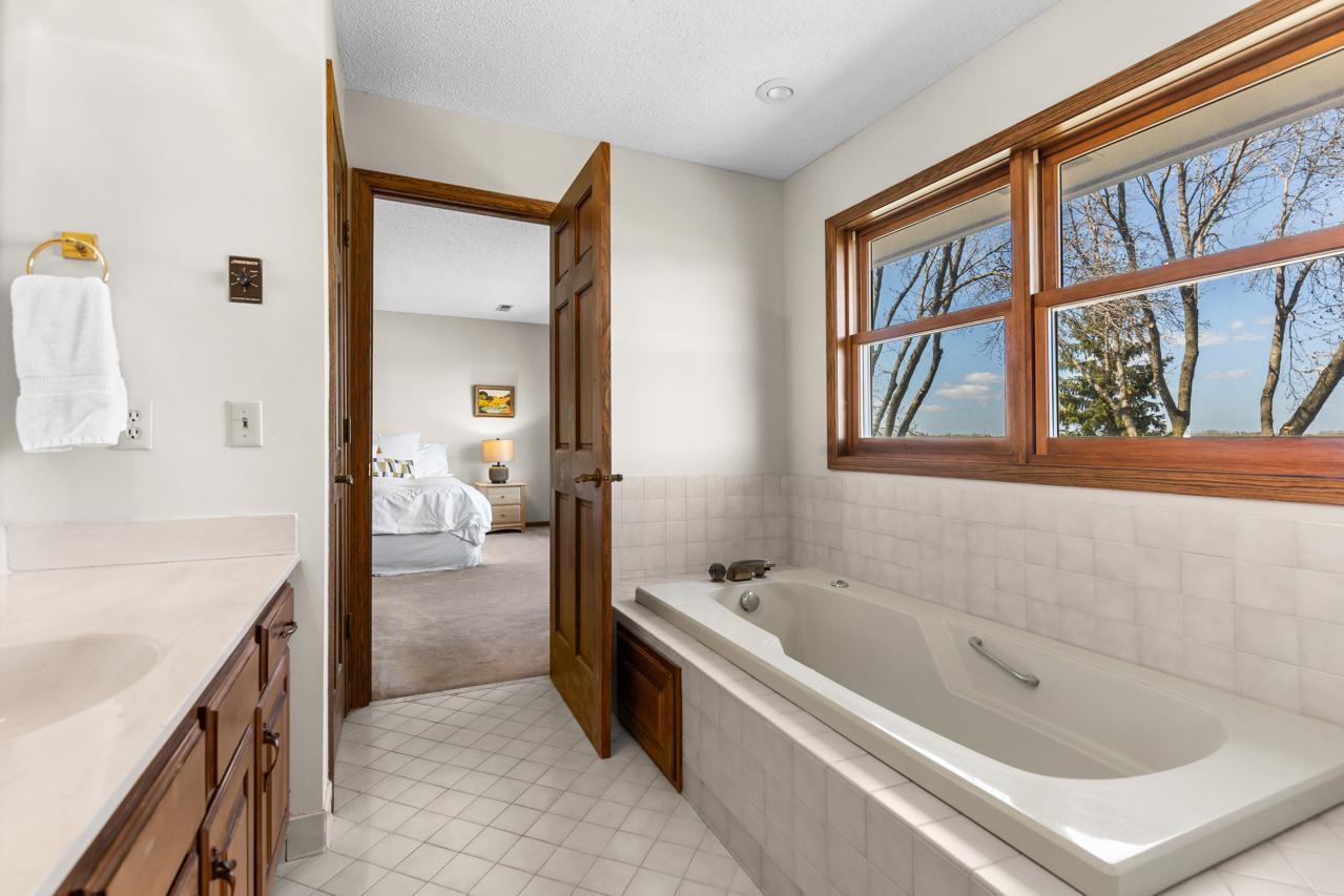 11292 Mount Curve Road, Eden Prairie, Minnesota image 37