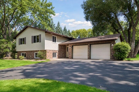 Homes For Sale - 18208 Ginavale Lane<br/> Eden Prairie, MN 55346