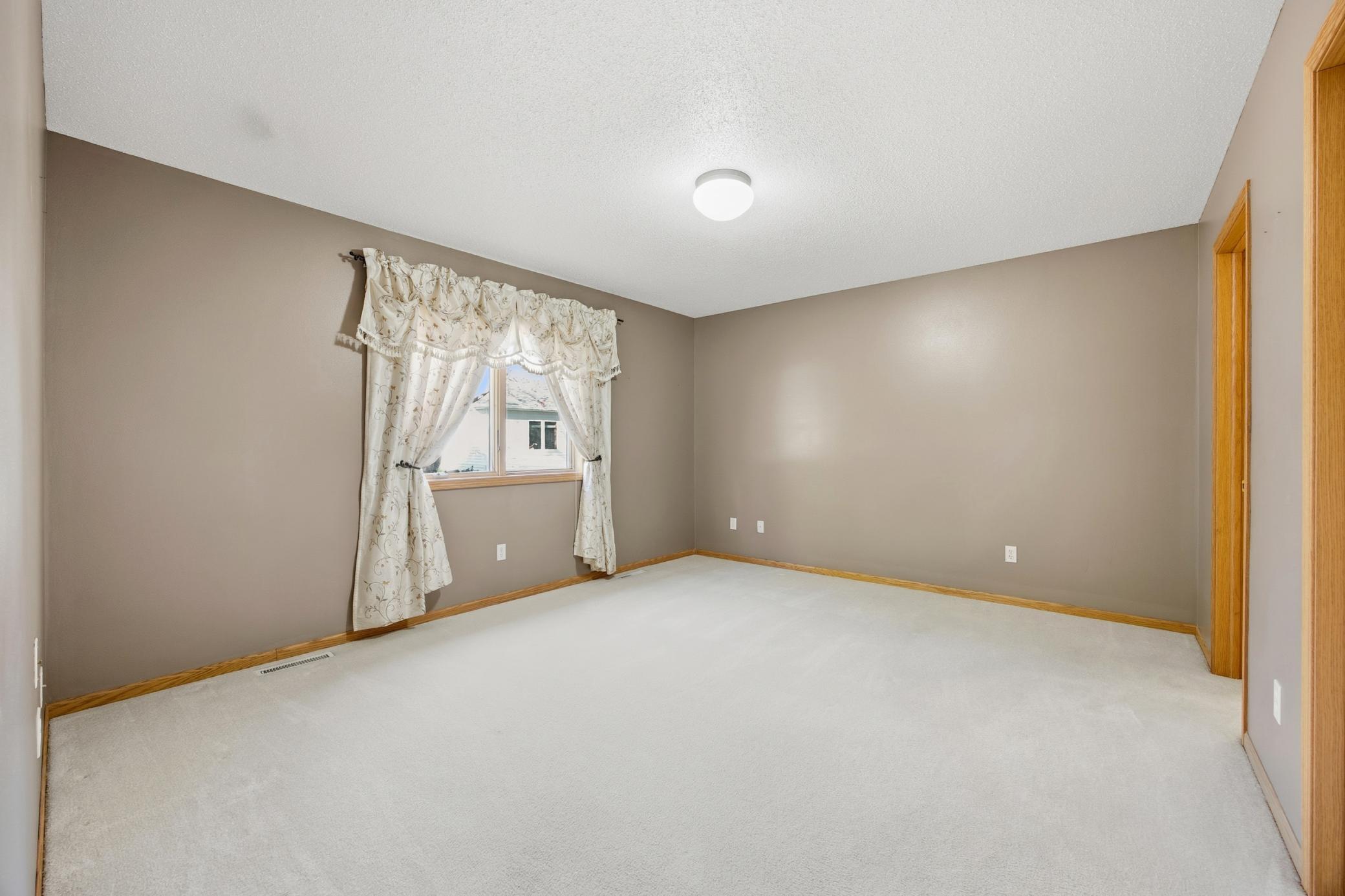 Fargo, North Dakota 58104, United States, 5 Bedrooms Bedrooms, ,3 BathroomsBathrooms,Residential,Active,239439