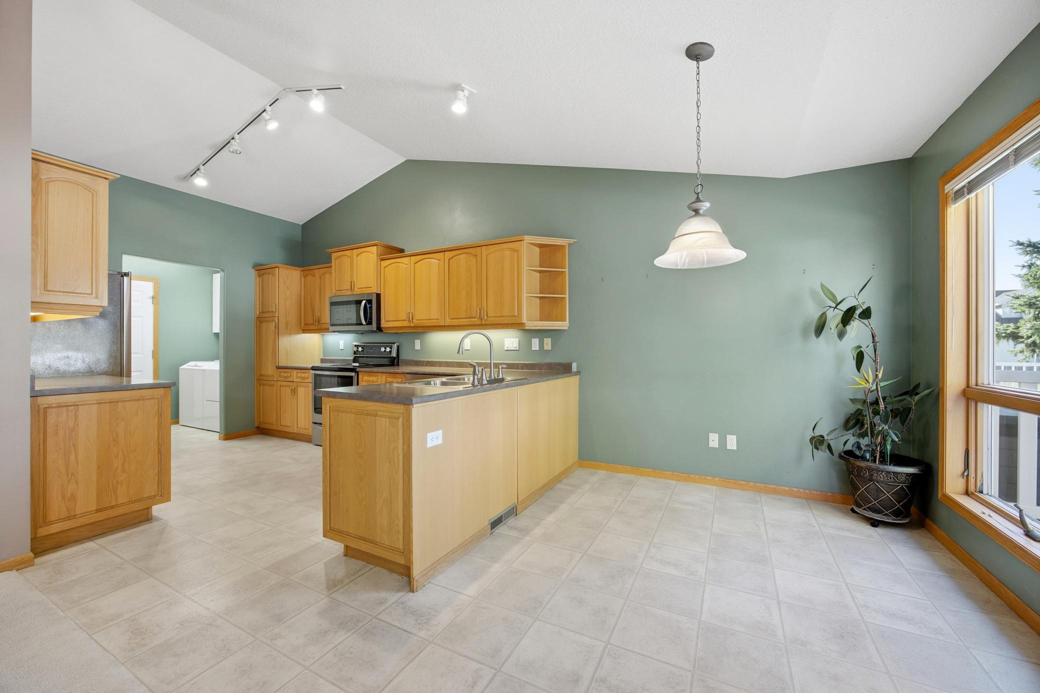 Fargo, North Dakota 58104, United States, 5 Bedrooms Bedrooms, ,3 BathroomsBathrooms,Residential,Active,239439