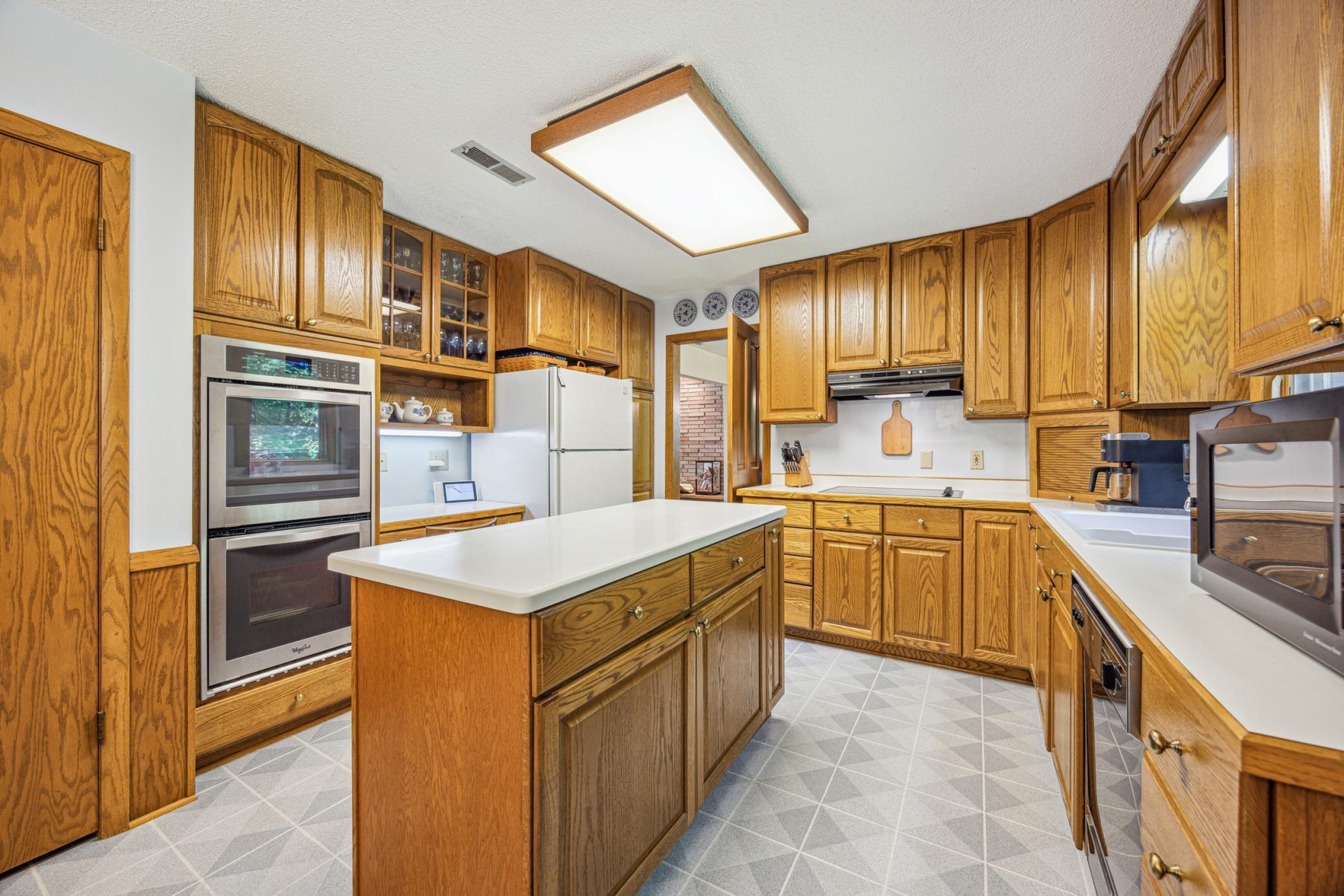 1801 Deer Hill Drive, Wayzata, Minnesota image 9