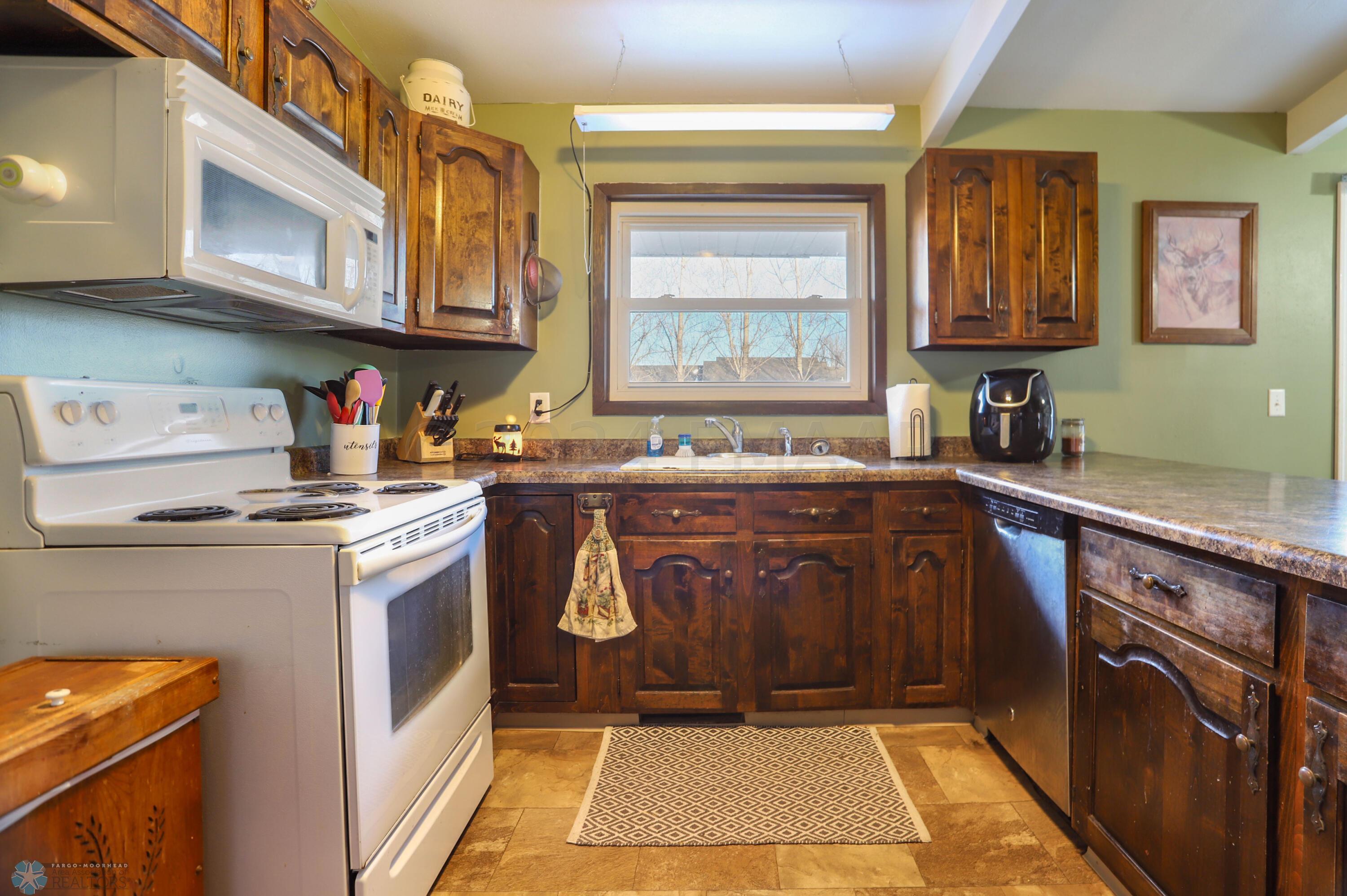 Moorhead, Minnesota 56560, United States, 4 Bedrooms Bedrooms, ,2 BathroomsBathrooms,Residential,Pending,60032