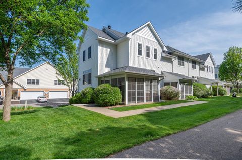 Townhouse For Sale - 2133 Village Trail<br/> Hennepin County, Mound, MN 55364