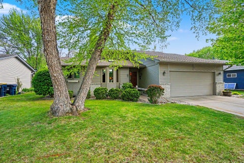 Homes For Sale - 205 Hickory Street<br/> Farmington, MN 55024