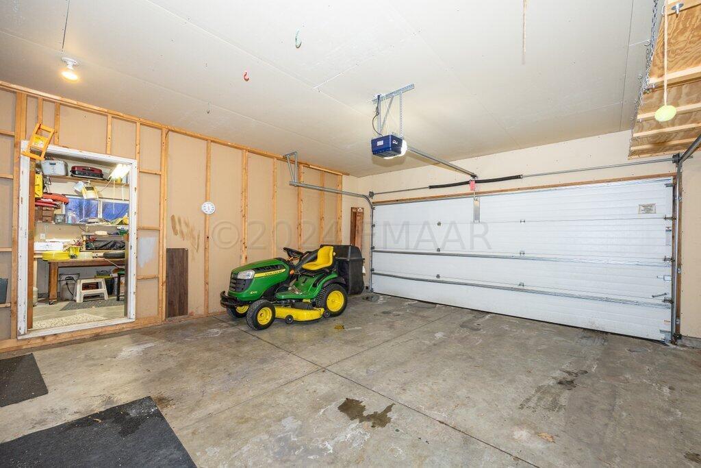 West Fargo, North Dakota 58078, United States, 3 Bedrooms Bedrooms, ,3 BathroomsBathrooms,Residential,Pending,67235