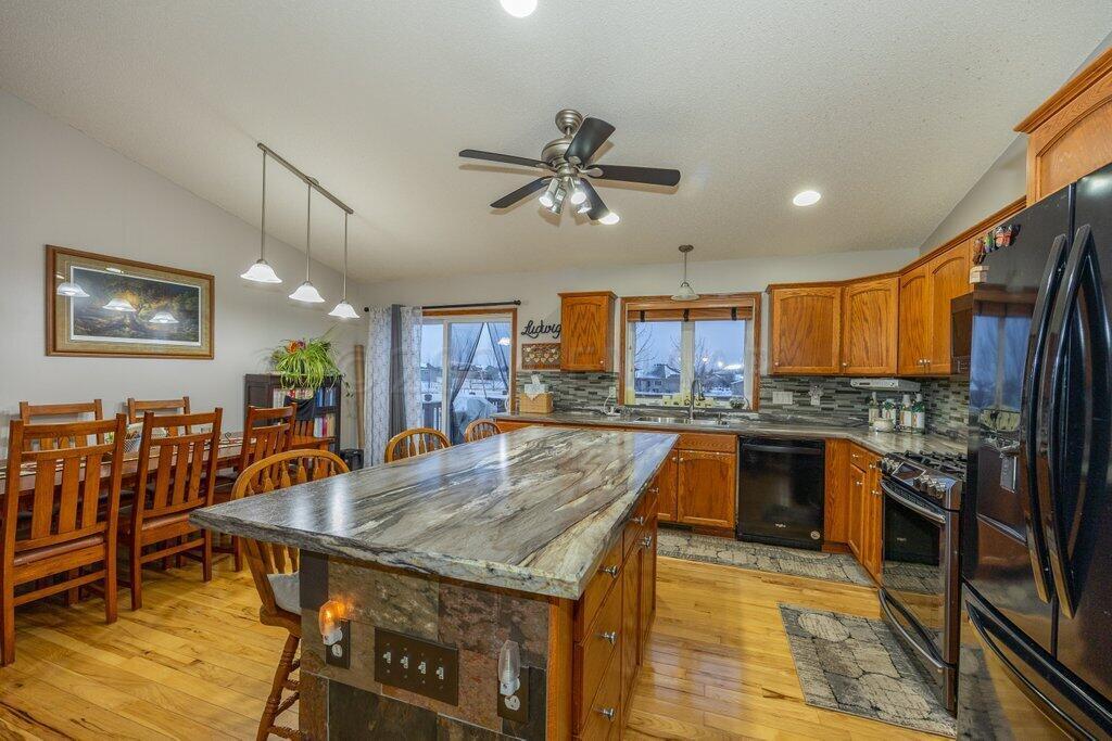 West Fargo, North Dakota 58078, United States, 3 Bedrooms Bedrooms, ,3 BathroomsBathrooms,Residential,Pending,67235