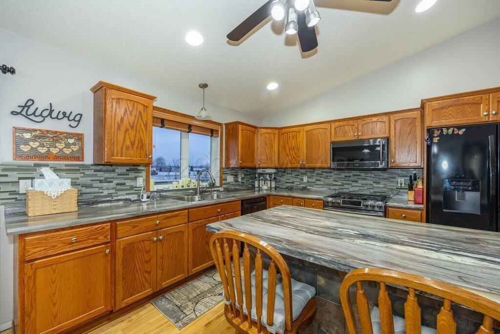 West Fargo, North Dakota 58078, United States, 3 Bedrooms Bedrooms, ,3 BathroomsBathrooms,Residential,Pending,67235