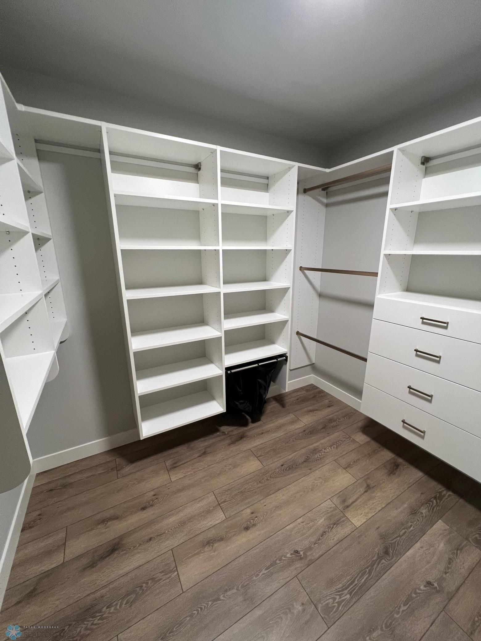 Fargo, North Dakota 58104, United States, 5 Bedrooms Bedrooms, ,5 BathroomsBathrooms,Residential,Pending,50161