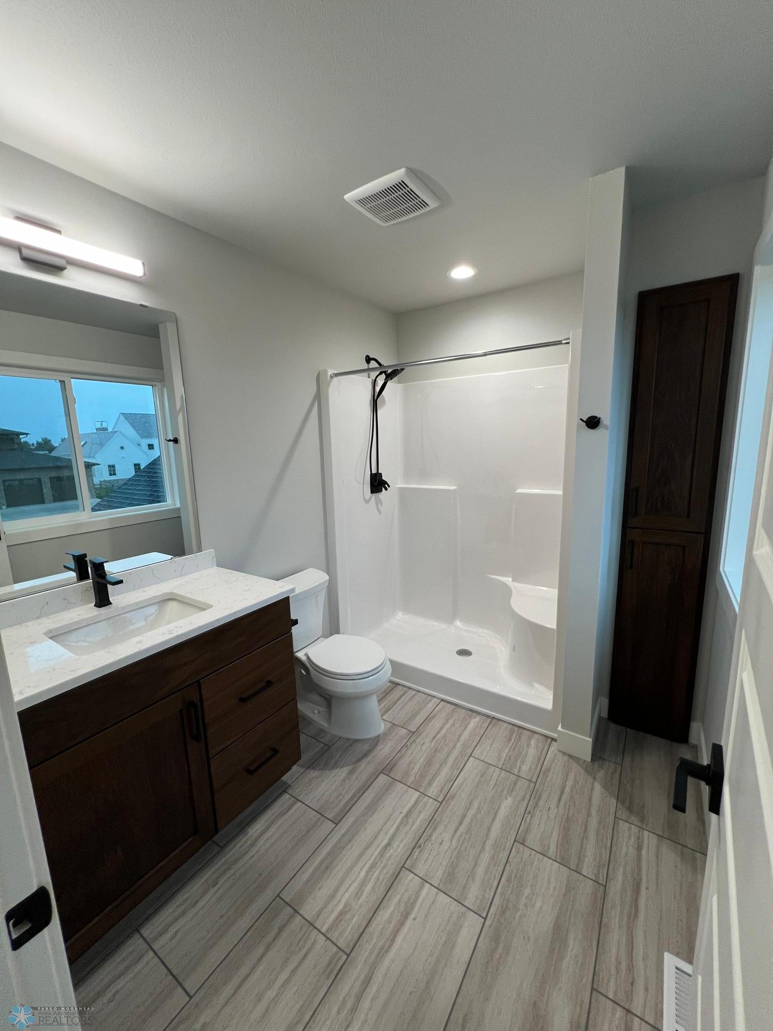 Fargo, North Dakota 58104, United States, 5 Bedrooms Bedrooms, ,5 BathroomsBathrooms,Residential,Pending,50161