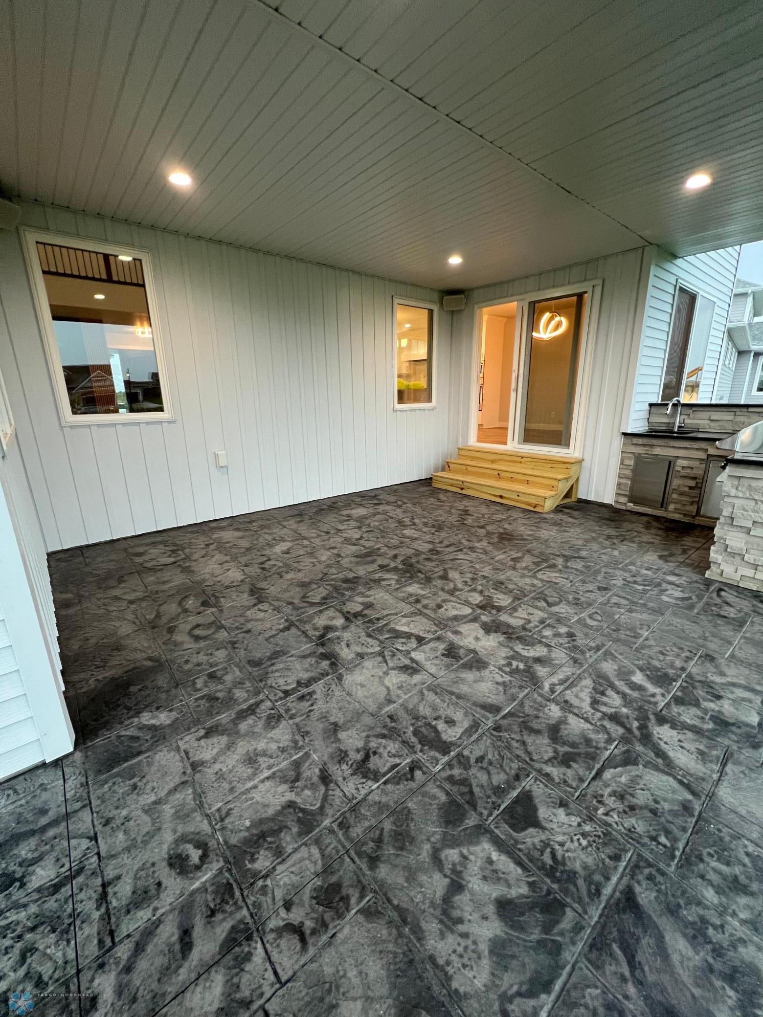 Fargo, North Dakota 58104, United States, 5 Bedrooms Bedrooms, ,5 BathroomsBathrooms,Residential,Pending,50161