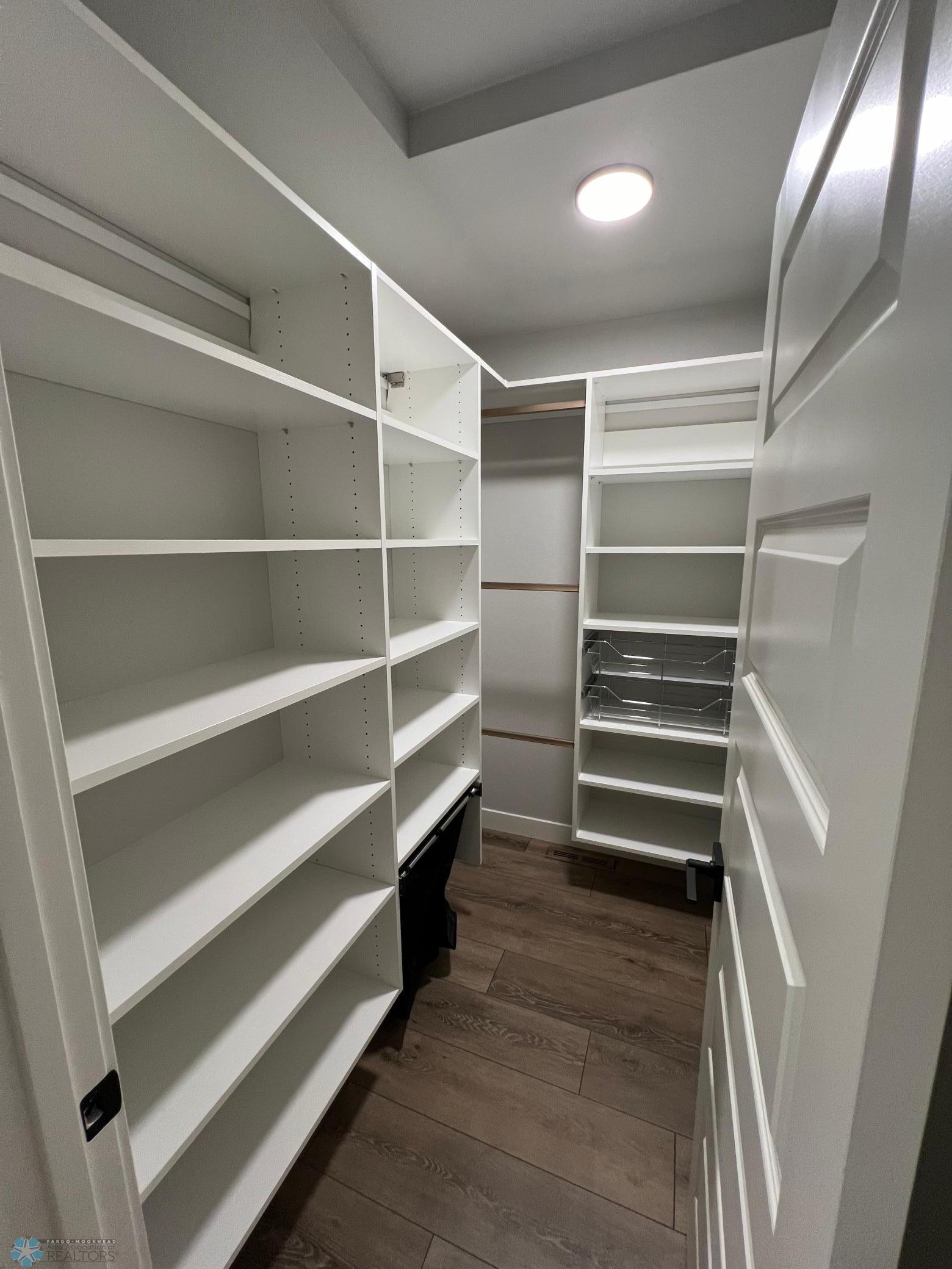 Fargo, North Dakota 58104, United States, 5 Bedrooms Bedrooms, ,5 BathroomsBathrooms,Residential,Pending,50161