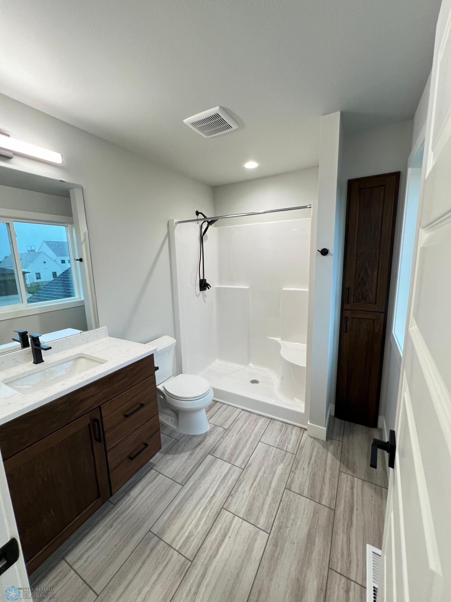 Fargo, North Dakota 58104, United States, 5 Bedrooms Bedrooms, ,5 BathroomsBathrooms,Residential,Pending,50161