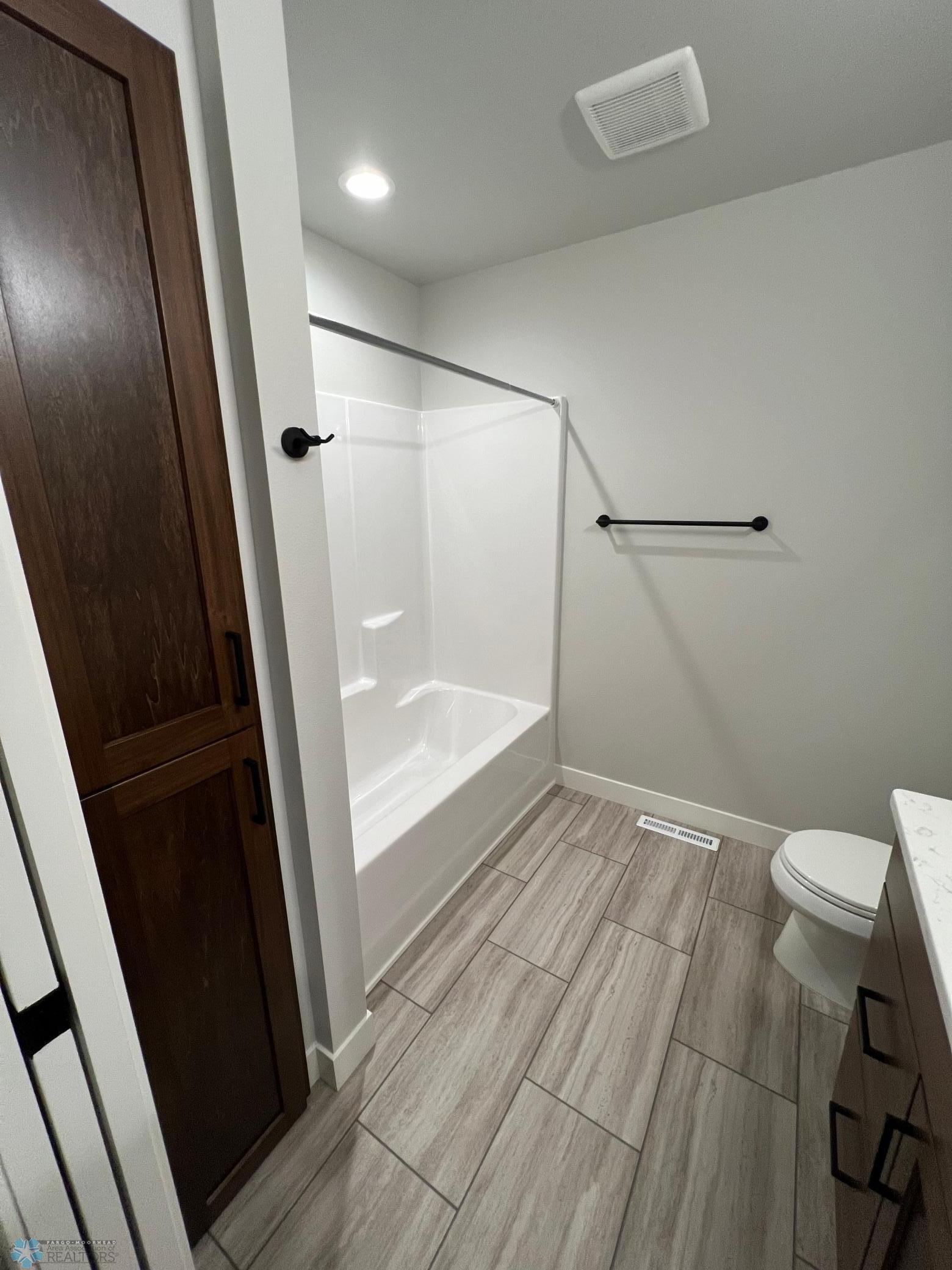 Fargo, North Dakota 58104, United States, 5 Bedrooms Bedrooms, ,5 BathroomsBathrooms,Residential,Pending,50161