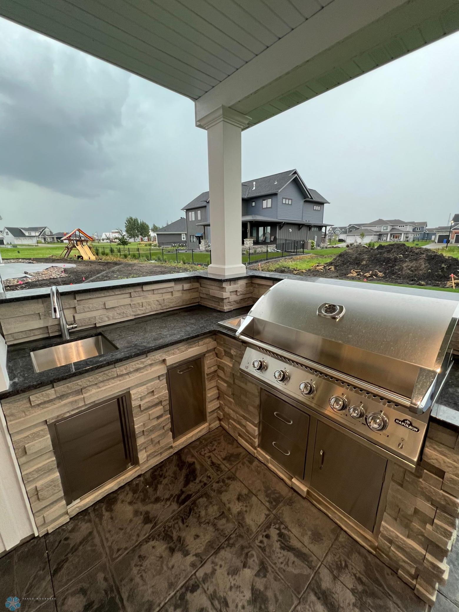 Fargo, North Dakota 58104, United States, 5 Bedrooms Bedrooms, ,5 BathroomsBathrooms,Residential,Pending,50161