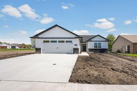 Homes For Sale - 121 Copper Village Circle<br/> Blue Earth County, Mankato, MN 56001