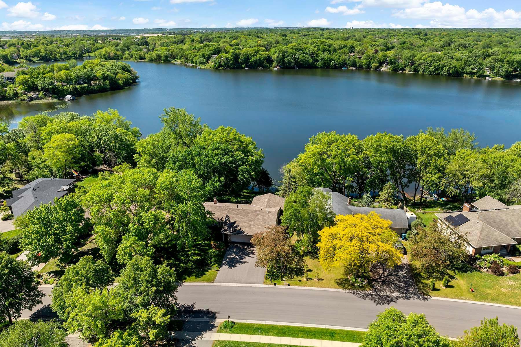 15466 Village Woods Drive, Eden Prairie, Minnesota image 3