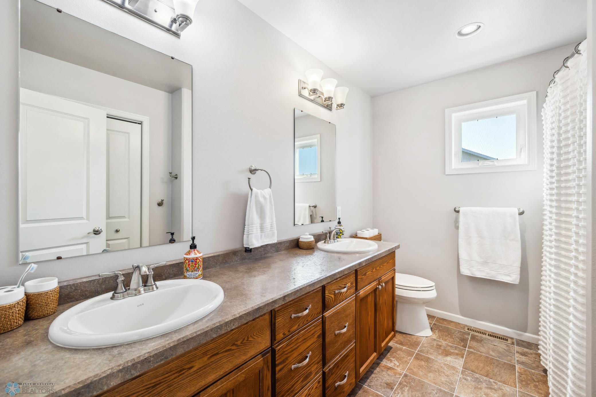 West Fargo, North Dakota 58078, United States, 6 Bedrooms Bedrooms, ,4 BathroomsBathrooms,Residential,Pending,47467