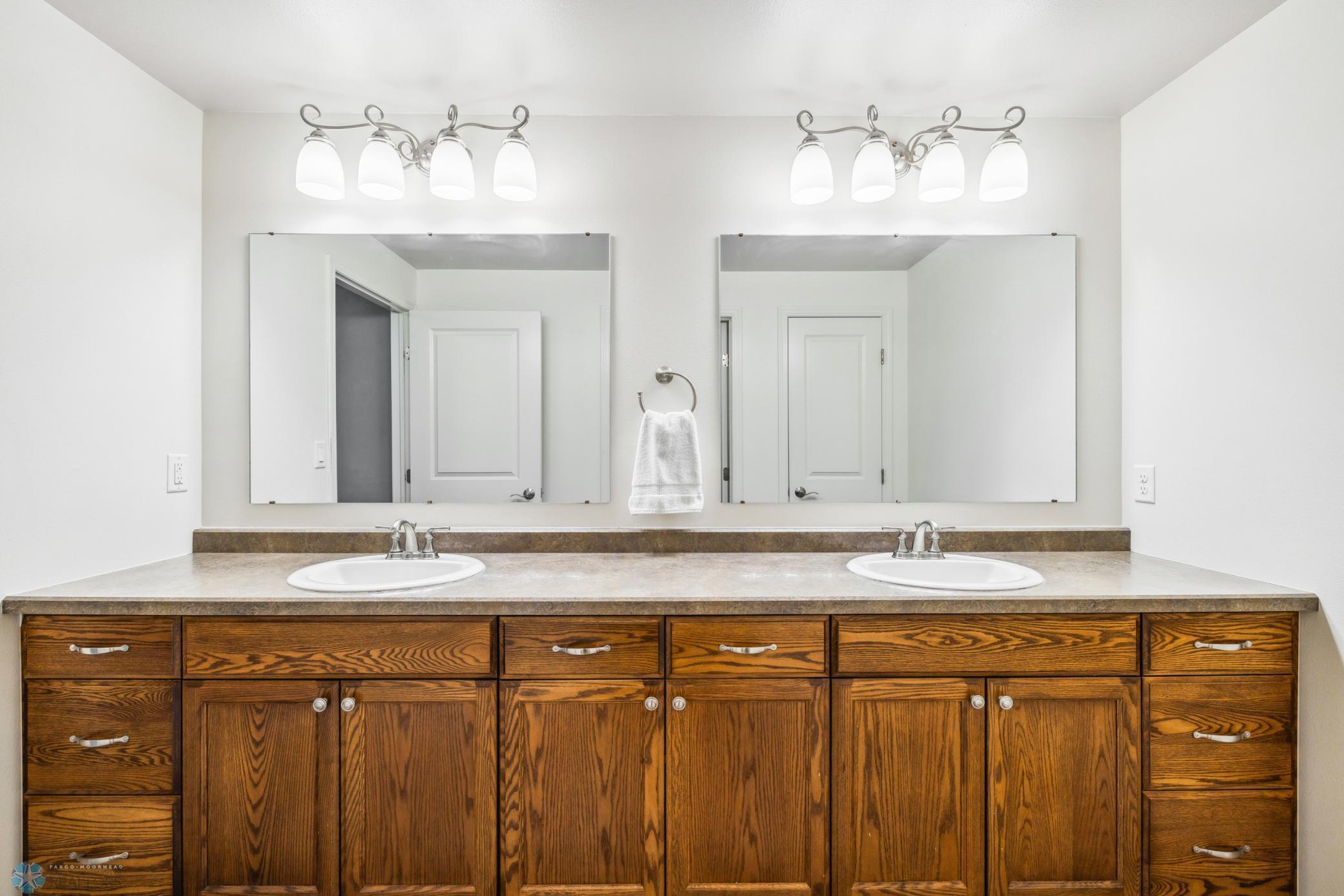 West Fargo, North Dakota 58078, United States, 6 Bedrooms Bedrooms, ,4 BathroomsBathrooms,Residential,Pending,47467