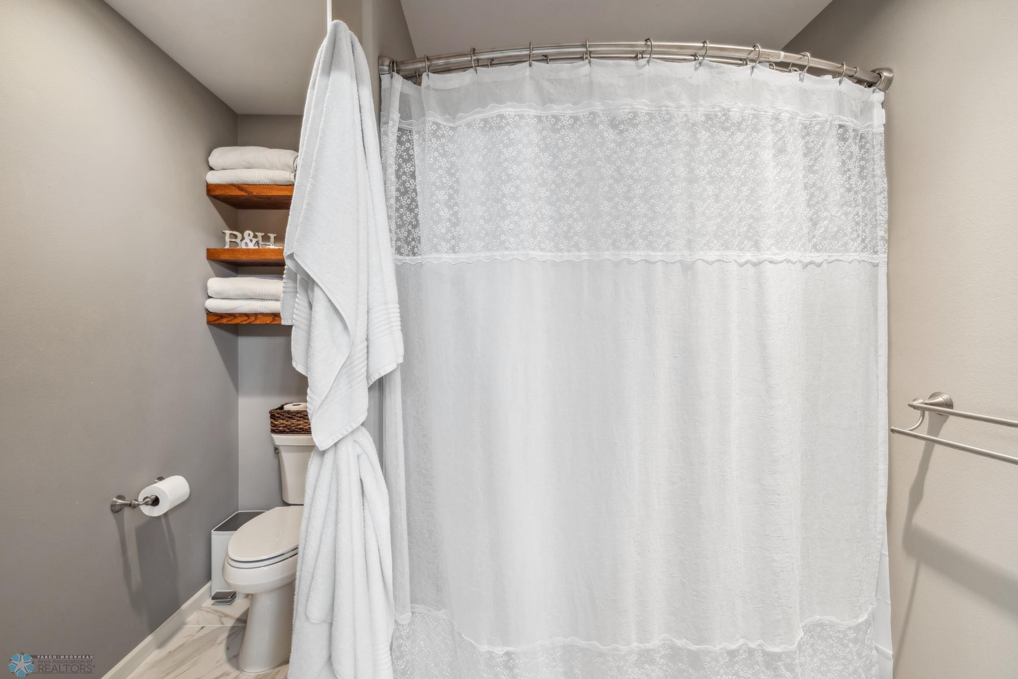 West Fargo, North Dakota 58078, United States, 6 Bedrooms Bedrooms, ,4 BathroomsBathrooms,Residential,Pending,47467