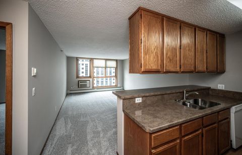 Condo For Sale - 433 S 7th Street<br/> Minneapolis, MN 55415