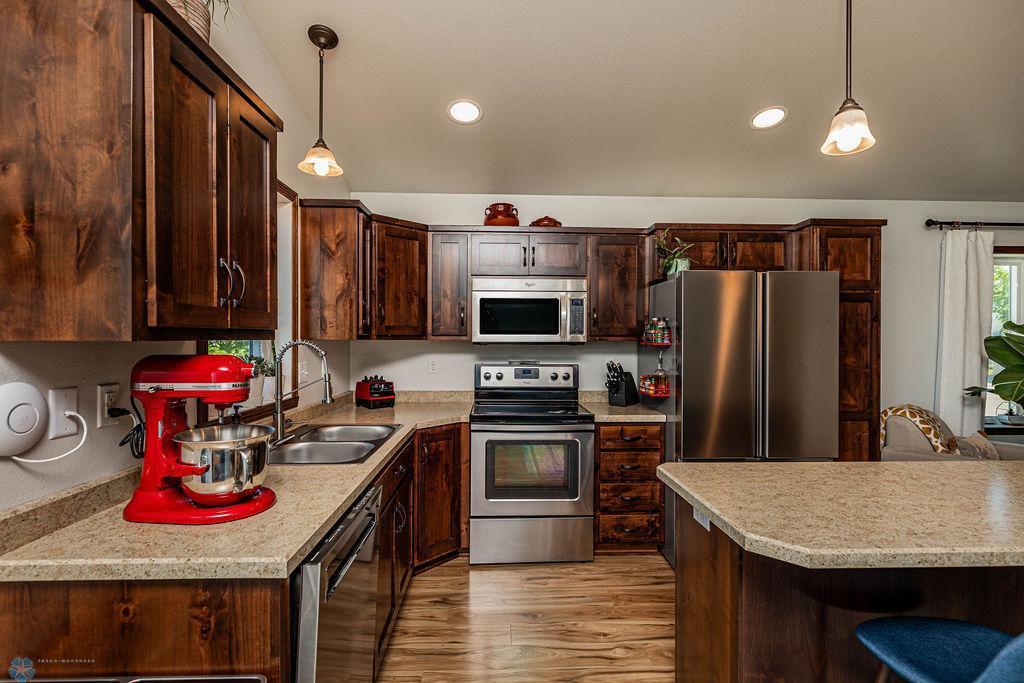 Moorhead, Minnesota 56560, United States, 3 Bedrooms Bedrooms, ,2 BathroomsBathrooms,Residential,Pending,54583