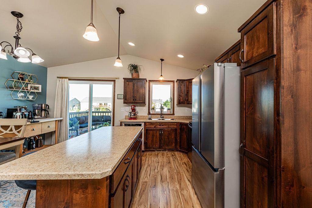 Moorhead, Minnesota 56560, United States, 3 Bedrooms Bedrooms, ,2 BathroomsBathrooms,Residential,Pending,54583