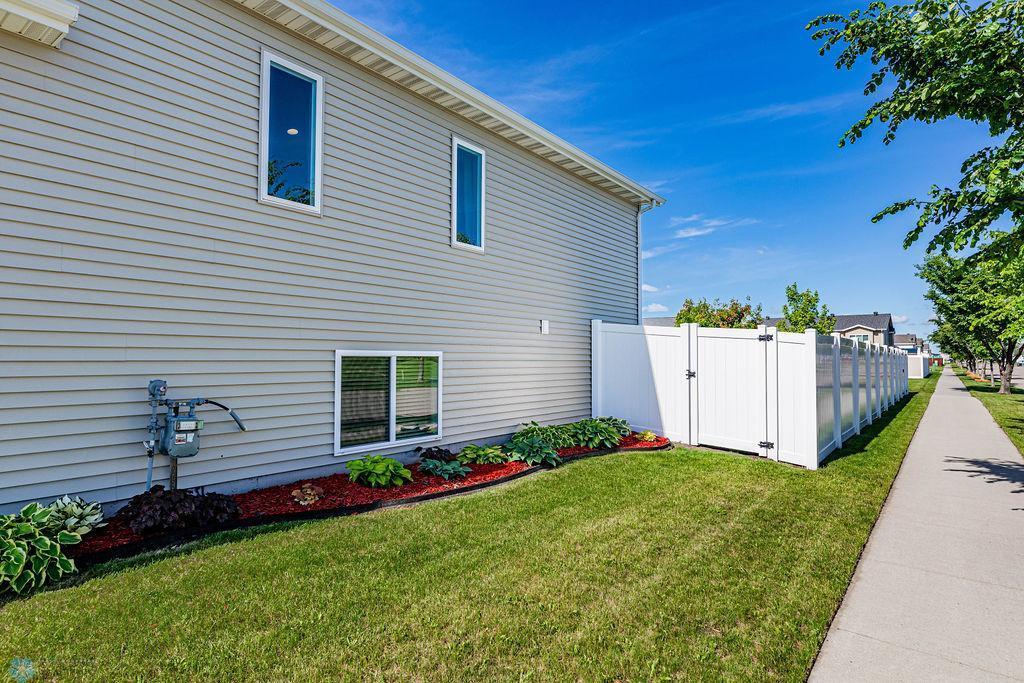 Moorhead, Minnesota 56560, United States, 3 Bedrooms Bedrooms, ,2 BathroomsBathrooms,Residential,Pending,54583