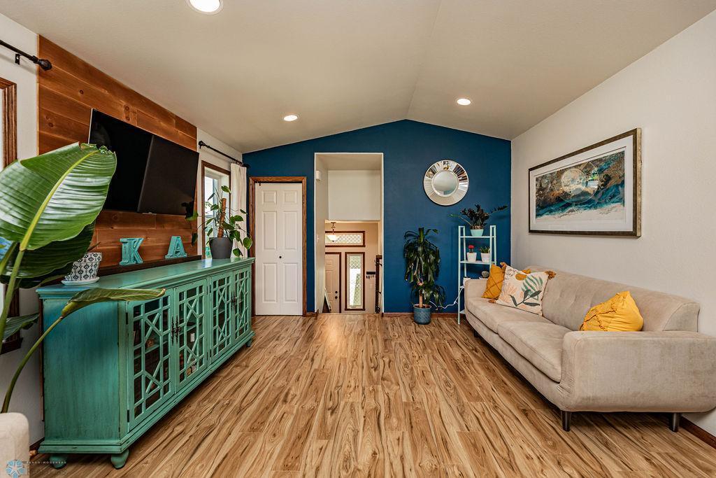 Moorhead, Minnesota 56560, United States, 3 Bedrooms Bedrooms, ,2 BathroomsBathrooms,Residential,Pending,54583