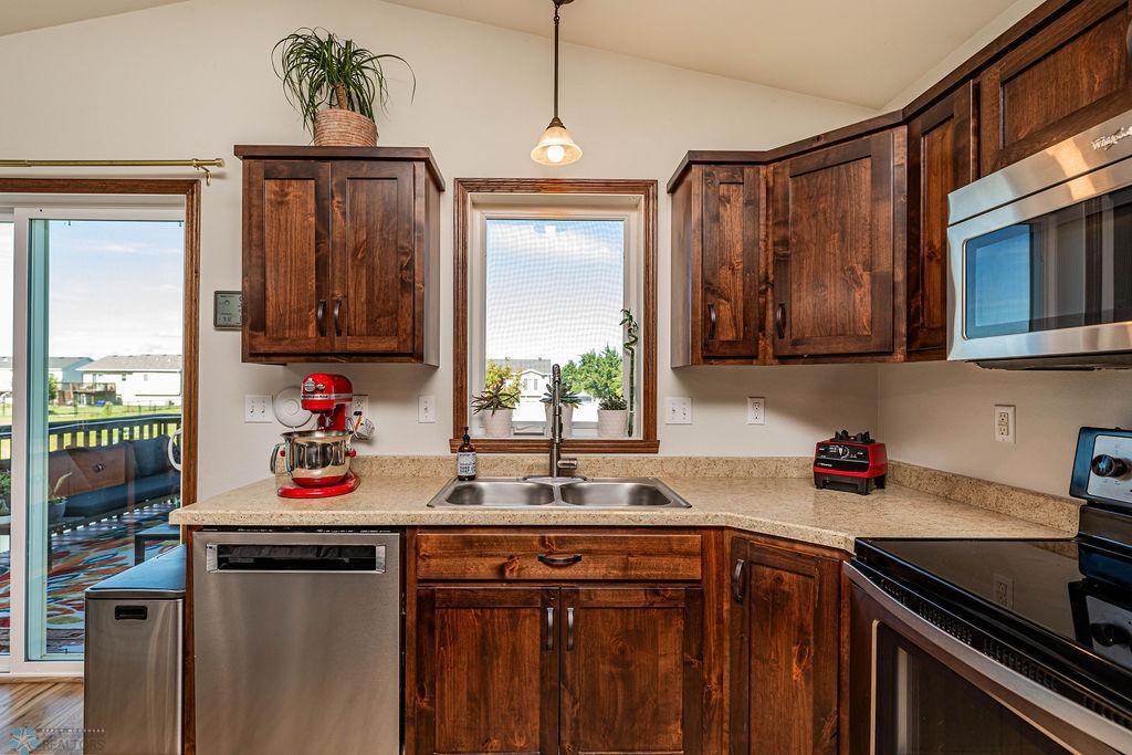 Moorhead, Minnesota 56560, United States, 3 Bedrooms Bedrooms, ,2 BathroomsBathrooms,Residential,Pending,54583