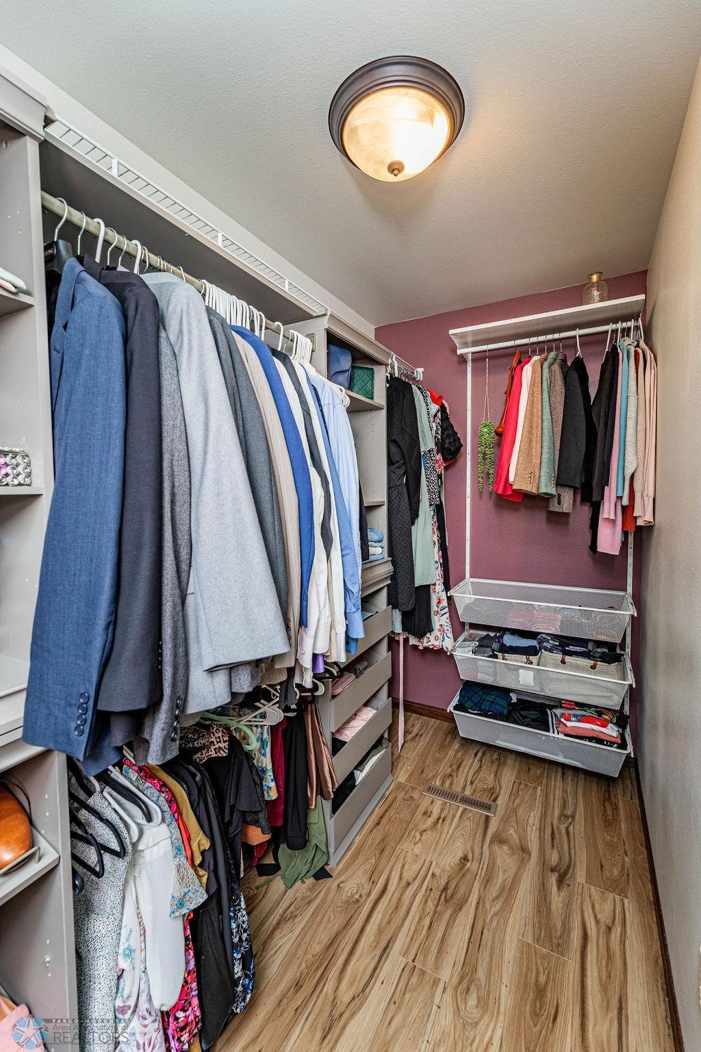 Moorhead, Minnesota 56560, United States, 3 Bedrooms Bedrooms, ,2 BathroomsBathrooms,Residential,Pending,54583