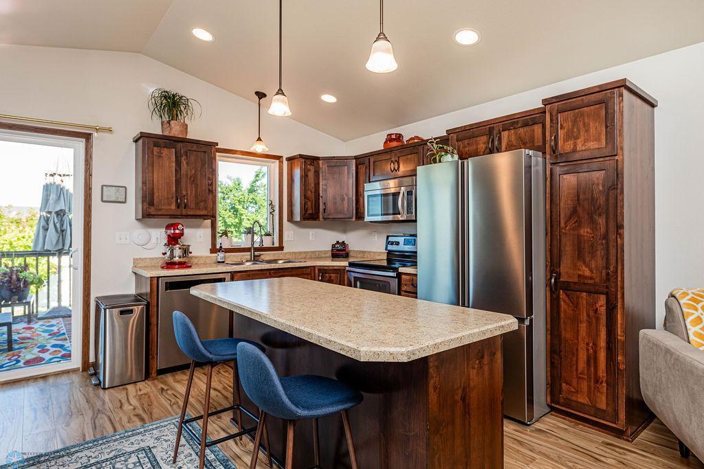 Moorhead, Minnesota 56560, United States, 3 Bedrooms Bedrooms, ,2 BathroomsBathrooms,Residential,Pending,54583