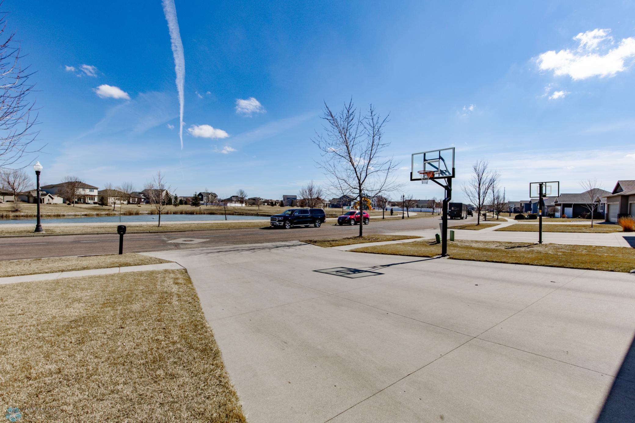 4833 Woodhaven Drive, Fargo, North Dakota image 4