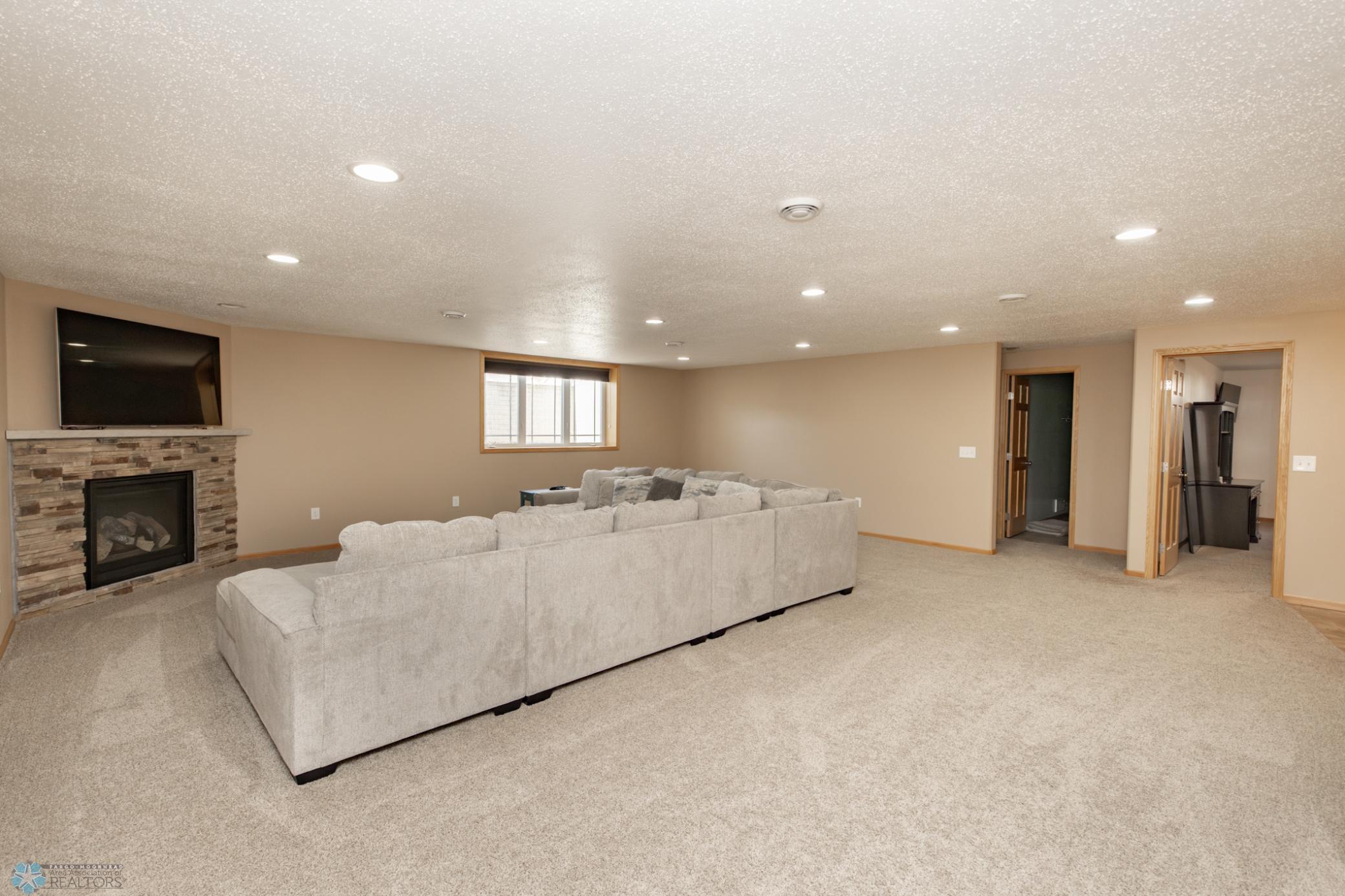 4833 Woodhaven Drive, Fargo, North Dakota image 30