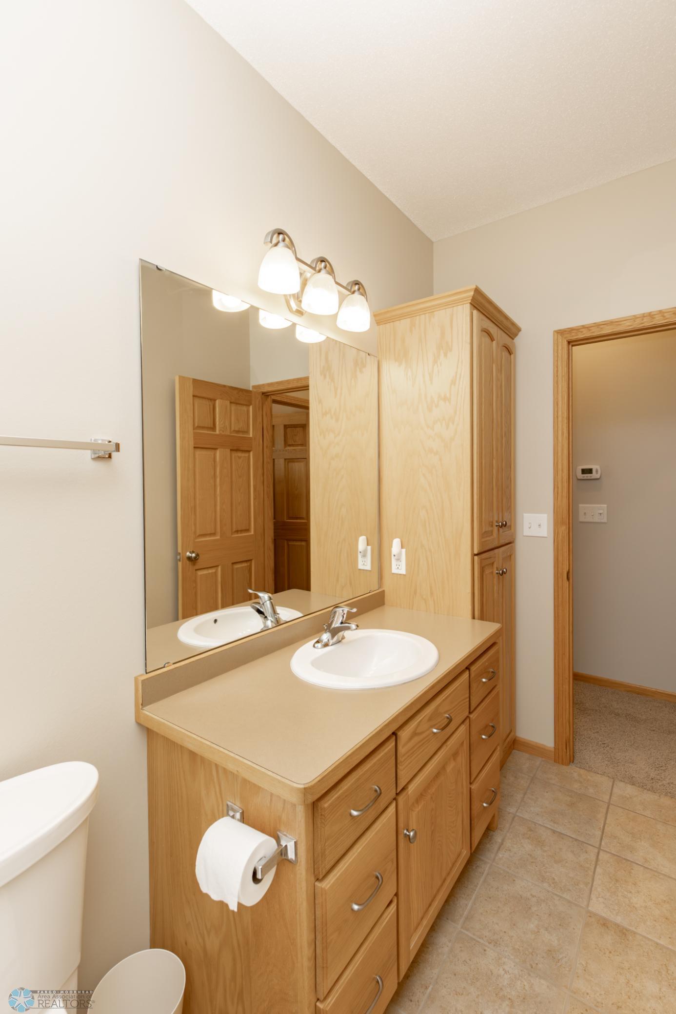 4833 Woodhaven Drive, Fargo, North Dakota image 34